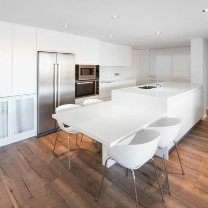 Cocina abierta a salón moderno