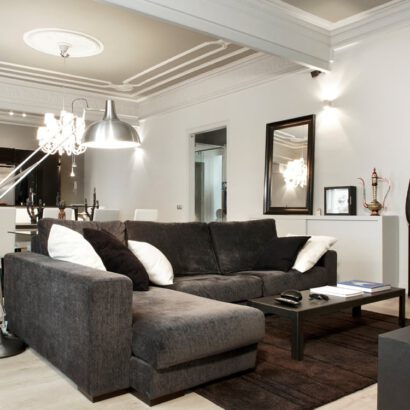 sofá moderno en vivienda