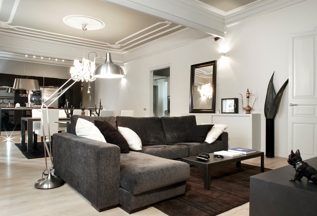 sofá moderno en vivienda